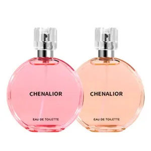 Dettaglio dei flaconi di profumo rotondi rosa e arancioni da 50ml per donne moderne