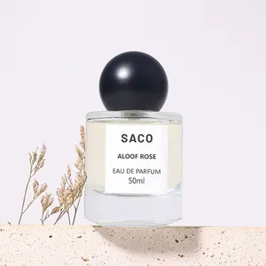 Μπουκάλι SACO Aloof Rose Eau de Parfum 50ml σε μια μινιμαλιστική πέτρινη ανάγλυφη βάση.