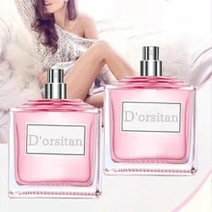 Vista dettagliata di due flaconi di profumo in vetro rosa con tappi argento e etichetta