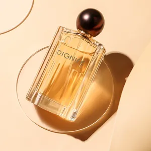 Élégant flacon de parfum floral DIGNIFE 50 ml pour femme sur fond beige esthétique
