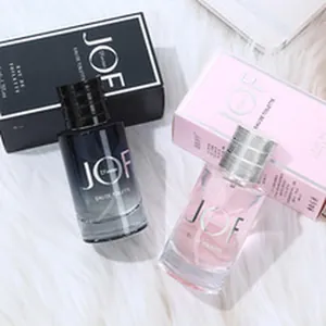Primo piano di flaconi di profumo JOF rosa e nero da 50ml con scatole regalo coordinate