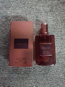 Κοντινό πλάνο του αρώματος Grey Vetiver 50ml και της χάλκινης συσκευασίας του