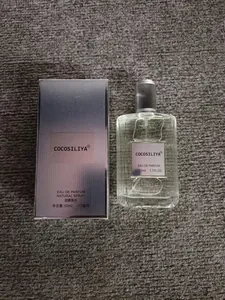 Λεπτομερής προβολή του αρώματος COCOSILIYA grey vetiver 50ml με ασημένιο κουτί.
