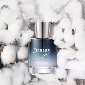 Frisches und dezentes Unisex Eau de Parfum 50ml Parfümflasche umgeben von weißer Baumwolle