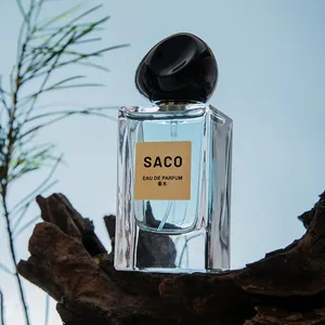 SACO Ξυλώδες Vetiver Unisex Eau de Parfum σε κομψό γυάλινο μπουκάλι σε φυσικό ξύλο