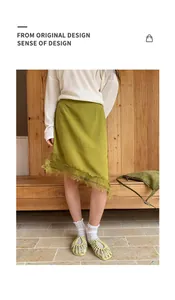 Detalle de una elegante falda verde de dobladillo irregular con adornos de encaje