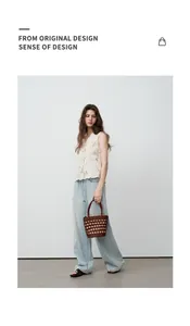 Jean en denim bleu clair pour femme avec une coupe droite et large décontractée