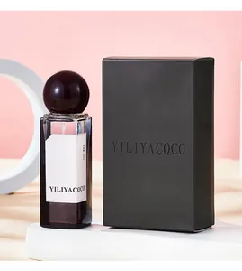 Elegante flacone di profumo da donna con scatola goffrata nera coordinata su sfondo rosa