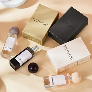 Elegante collezione di profumi da donna con fragranze fresche in flaconi di vetro di classe.