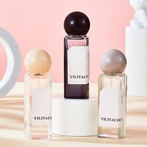 Set di tre profumi da donna da 30 ml con tappi sferici colorati su basi geometriche.