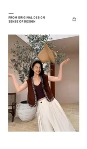 Lifestyle-Ansicht einer braunen Boho-Weste mit V-Ausschnitt und Stickerei