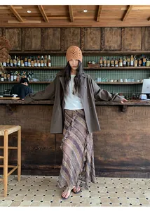 Élégant trench-coat marron mi-long à double boutonnage pour femme dans un café
