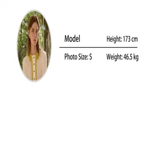 Model-Informationen: Größe 173 cm, Gewicht 46,5 kg, trägt Größe S für Jeans.