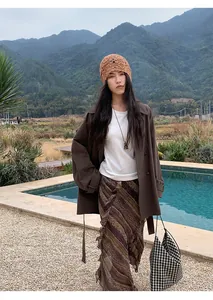Trench-coat marron élégant pour femme avec boutonnage croisé et col à revers chic