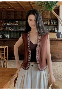 Braune Weste im Nomaden-Stil mit weißer Stickerei, präsentiert von einem Model