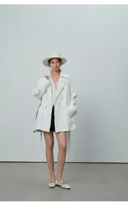Élégant trench-coat blanc mi-long à double boutonnage pour la mode féminine du printemps.