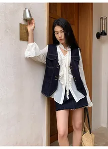 Vue détaillée d'un gilet en jean rétro avec surpiqûres contrastées sur un mannequin