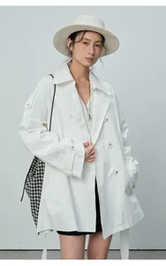 Vue d'ensemble d'un trench-coat blanc à double boutonnage et revers sur un mannequin