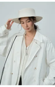 Vue détaillée élégante d'un trench-coat blanc à boutonnage croisé et larges revers
