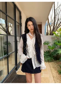 Gilet en denim indigo vintage avec coutures contrastées et chemisier blanc à volants