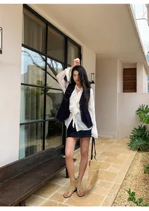 Gilet en jean rétro avec surpiqûres contrastées pour femme avec chemise à volants
