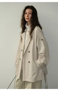 Vue détaillée d'un trench-coat beige premium pour femme avec col à revers élégant