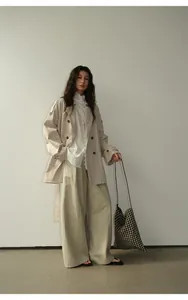 Trench-coat beige élégant mi-long à double boutonnage pour femme avec pantalon