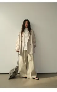 Vue d'ensemble d'un trench-coat beige mi-long à double boutonnage pour femmes