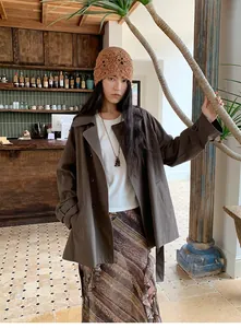 Vue détaillée d'un trench-coat croisé mi-long vert olive pour femme tendance
