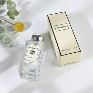 Flacone di profumo DIGNIFE da 50 ml e confezione con fiori secchi su fondo bianco.