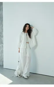 Elegante minimalistische weiße Hose mit weitem Bein und passendes Jacken-Set für Damen
