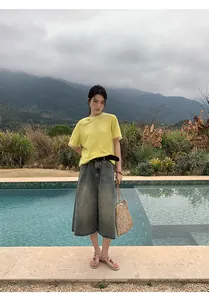 Πλήρης άποψη vintage τζιν culottes με φαρδιά μπατζάκια δίπλα στην πισίνα ενός θέρετρου