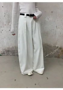 Vue détaillée du pantalon en jean blanc large à effet brossé avec coupe ample et plis