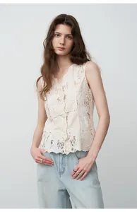 Mannequin portant un haut sans manches en dentelle blanche et un jean droit délavé