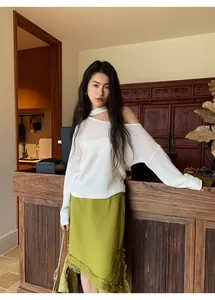 Vista completa de falda midi asimétrica elegante con delicado encaje en verde cartujo