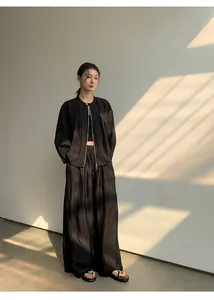 Elegante schwarze Weithose und passende Jacke mit einem hochwertigen Faltenfall-Effekt