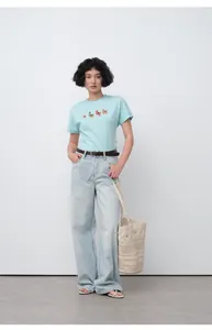 Vue complète d'un mannequin portant un jean en denim délavé bleu clair à coupe droite