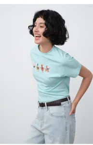 Gros plan sur un jean femme bleu clair à coupe droite avec ceinture tressée