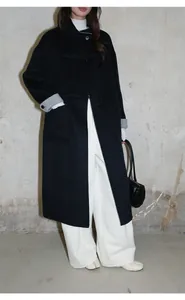 Pantalon en jean brossé blanc élégant à jambes larges pour femmes avec un manteau noir
