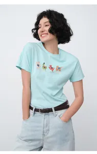 Vue détaillée d'un jean droit bleu clair pour femme assorti à un t-shirt graphique