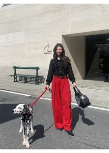 Mannequin asiatique portant un pantalon large rouge à taille haute avec ceinture noire