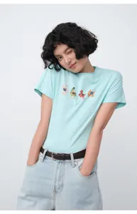 Vue détaillée d'un jean en denim bleu clair pour femme avec une coupe droite classique.