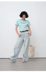 Vue complète du jean bleu clair à jambes larges pour femme avec une tenue décontractée