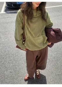 Street style εμφάνιση από vintage φαρδύ καφέ κοντό παντελόνι για γυναίκες το φθινόπωρο στυλ