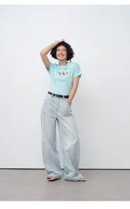Vue complète du corps d'un jean en denim à jambes larges bleu clair sur un mannequin femme