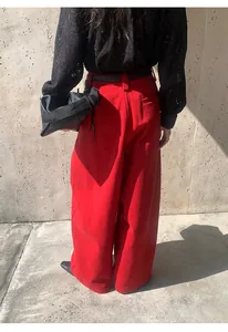 Vue arrière du pantalon en denim rouge brossé à jambe large pour femmes automne