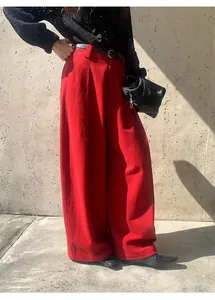 Vue détaillée de ce pantalon large rouge brossé texturé pour l'automne et l'hiver