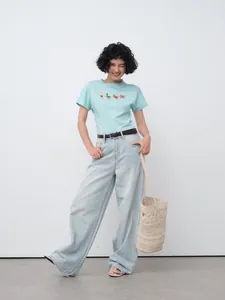 Jean bleu clair décontracté à coupe droite pour femme avec jambe large
