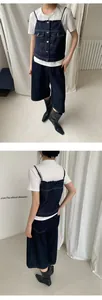Vista anteriore e posteriore di un top in denim blu scuro sopra una maglietta bianca