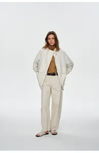 Veste d'extérieur fonctionnelle minimaliste blanc cassé pour femme en photo de mode studio